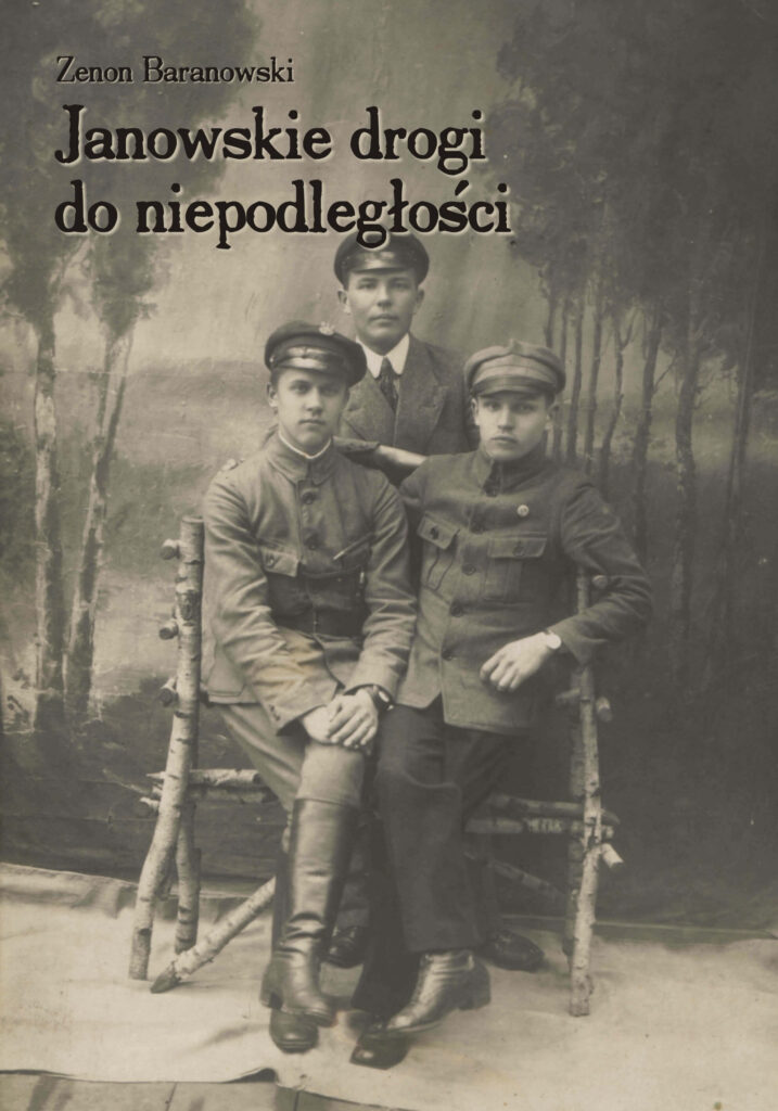 Trzy młode osoby w mundurach i czapkach, siedzące na rustykalnej ławce, za nimi malowany leśny pejzaż.