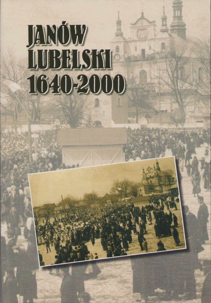 Stara fotografia dużego zgromadzenia ludzi na tle kościoła z wieżami i budynków, w odcieniach sepii.