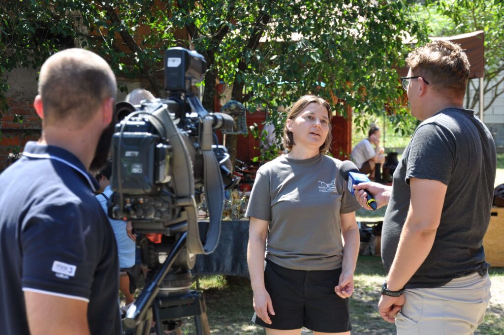 Mężczyzna i kobieta rozmawiają do kamery, uśmiechając się i gestykulując.