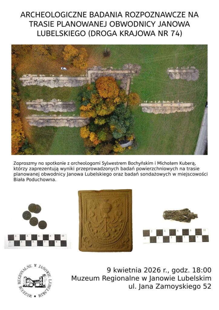 Widok z lotu ptaka na wykopaliska archeologiczne wśród zielonej trawy i drzew z jesiennymi liśćmi, zdjęcia zabytkowych monet, płytki z reliefem i metalowego przedmiotu na białym tle.