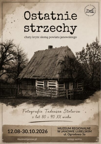 Chata kryta słomą otoczona płotem, drzewa bez liści i z liśćmi, sepia, tekst informujący o wystawie muzealnej.