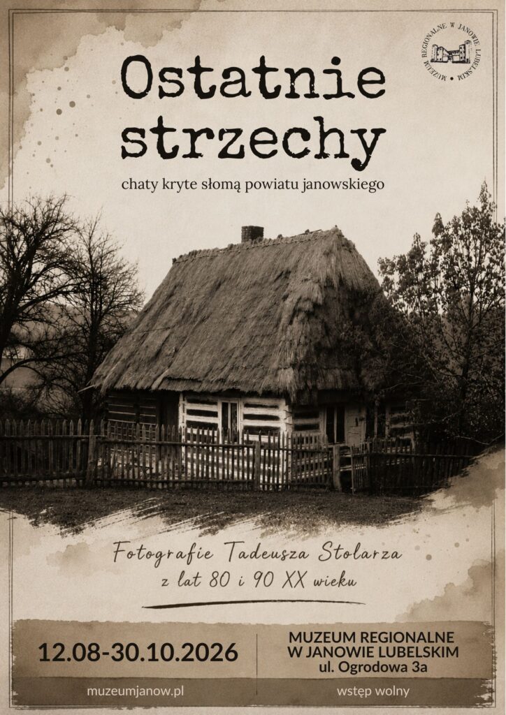 Chata kryta słomą otoczona płotem, drzewa bez liści i z liśćmi, sepia, tekst informujący o wystawie muzealnej.